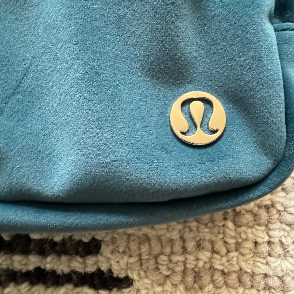 Lululemon Everywhere Belt Bag green jasper/gold in velour 1L - Picture 3 of 12